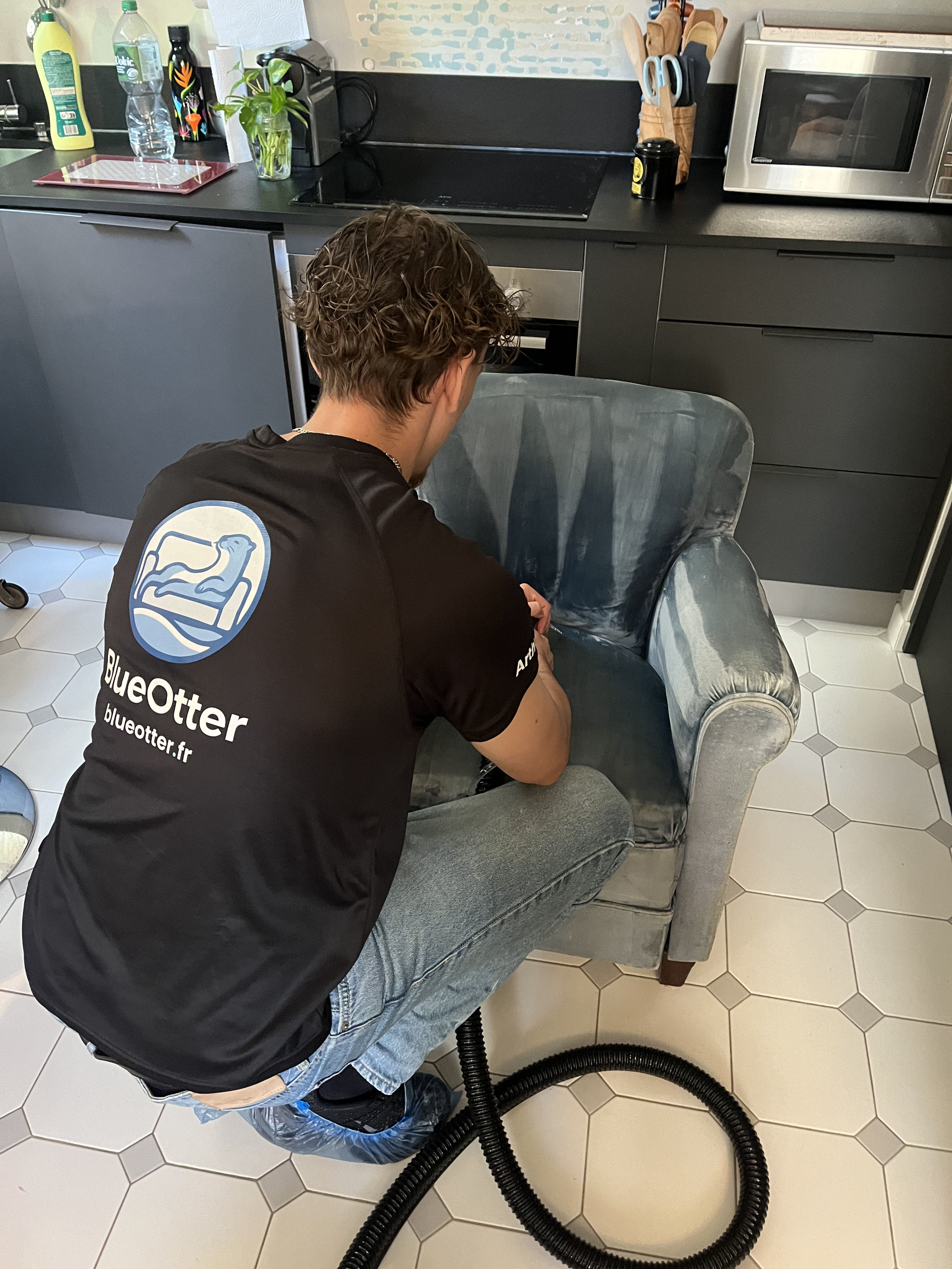 Arthur BlueOtter en action, nettoyage canapé à domicile en Île-de-France