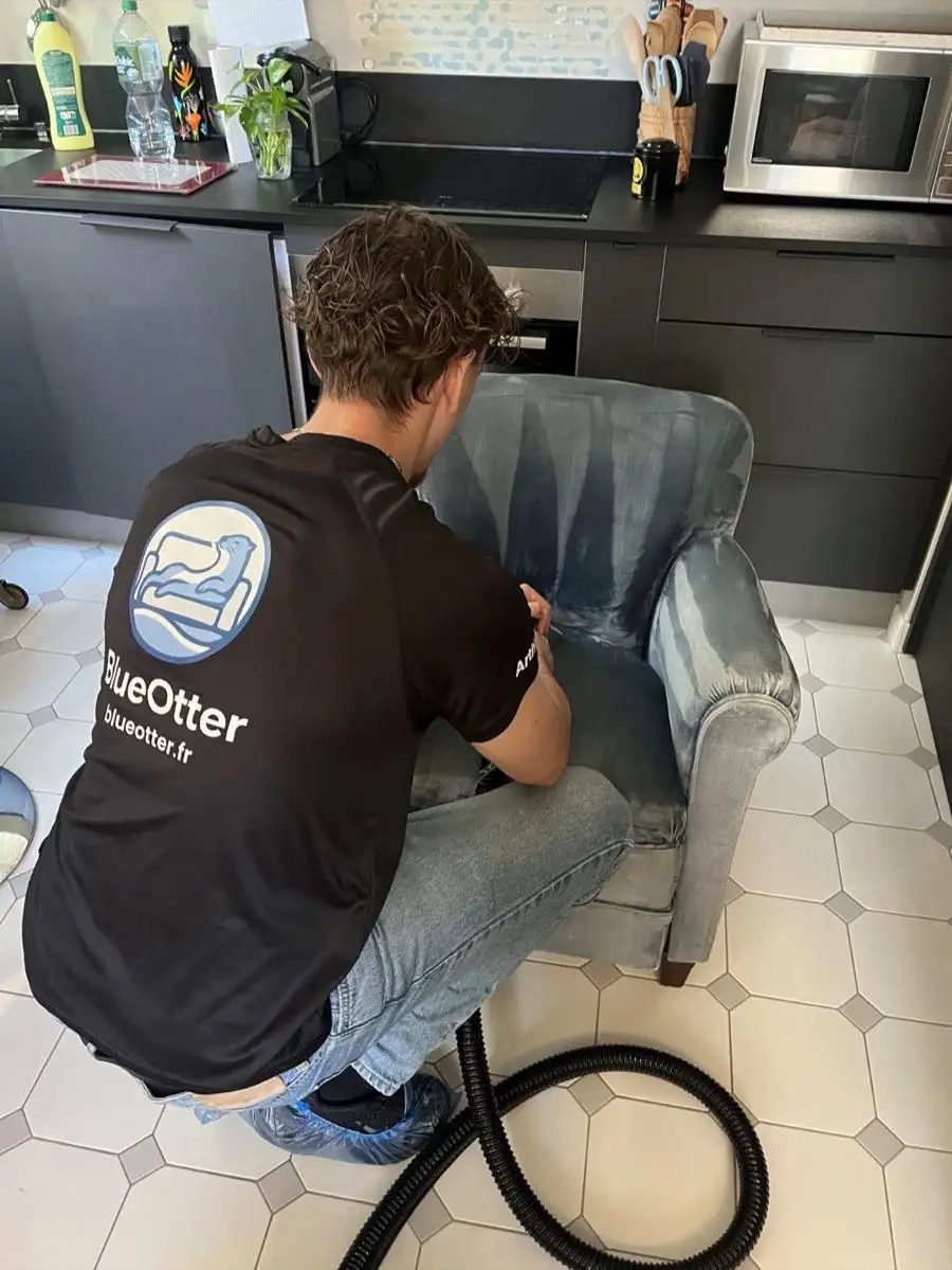 Arthur de BlueOtter nettoyant un fauteuil à l'injection-extraction
