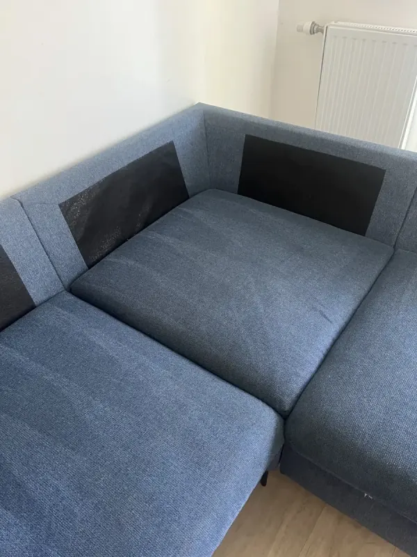 Canapé d'angle en tissu gris après nettoyage par injection-extraction