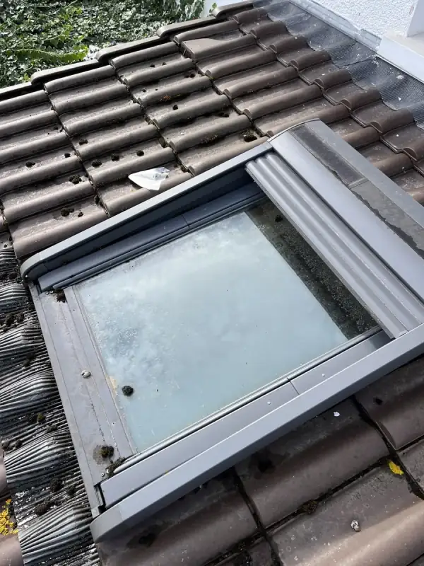 Fenêtre de toit au verre voilé et encrassé avant nettoyage