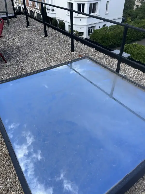 Verrière de toit voilée par les traces de pluie avant nettoyage